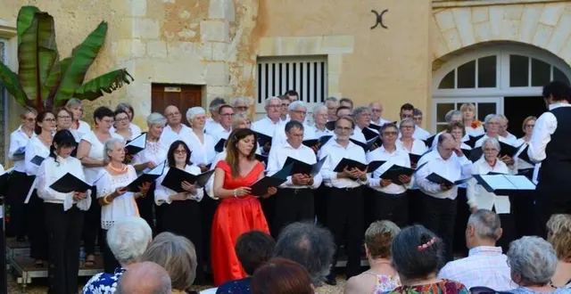 photo  les choristes ont rempli de leurs voix la cour d’honneur du château.  &copy;  le maine libre 