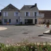 photo avec deux déviations, dont une interdisant la circulation vers le centre-ville de noyen-sur-sarthe, il devient compliqué d’atteindre le bourg de la commune. l’accès au centre n’est pas impossible, mais pas atteignable de manière directe. il faudra attendre quelques jours supplémentaires pour que le trafic revienne à la normale. de plus, le pont subit une batterie de travaux de rénovations.