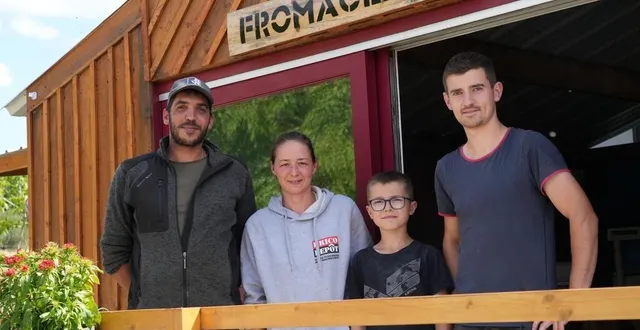 photo  la famille delaroue valentin, éloïse et nohan et leur employé clément viennent d’ouvrir la fromagerie voisine au pop corn labyrinthe, samedi 5 juillet 2025 à trangé (sarthe).  &copy;  ouest-france 