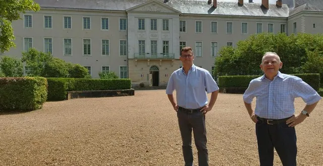 photo  laurent waquet et jean-claude ménard conduiront les visites commentées du prytanée national militaire tous les jours, du 12 juillet au 17 août 2025 inclus.  &copy;  ouest-france 
