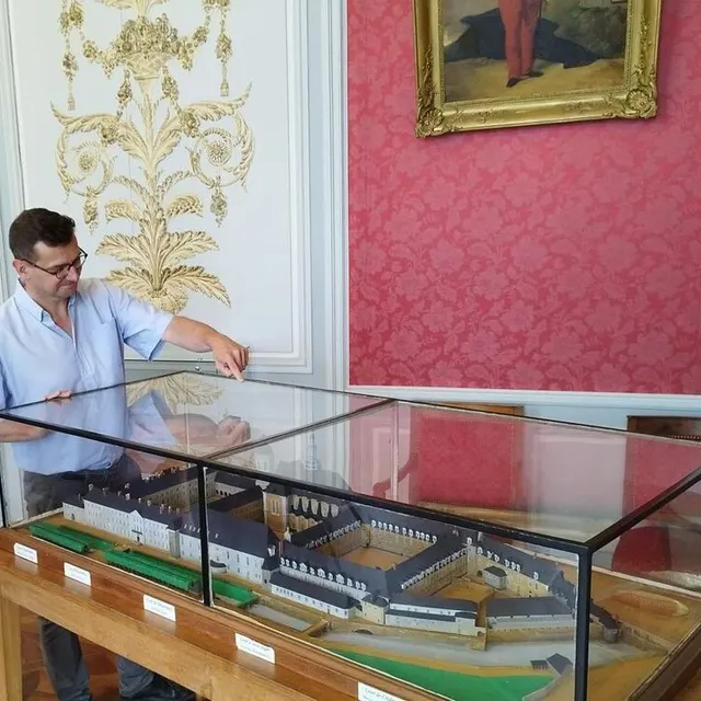 photo dans les salles d’honneur et des généraux sont conservés tableaux et objets qui ont marqué l’histoire du prytanée, à l’image de cette maquette qui permet aux visiteurs de se figurer l’ensemble des bâtiments.  ©  ouest-france