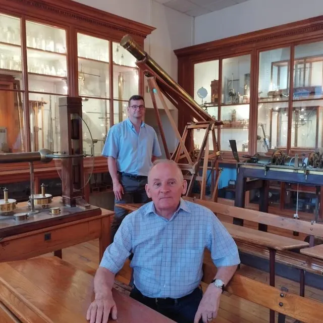 photo à l’espace guillaumat, jean-claude ménard et laurent waquet présentent la très riche collection d’instruments scientifiques, telle une lunette astronomique du xixe siècle.  ©  ouest-france