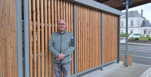 photo  philippe tournadre devant la consigne à vélo en service, place de l’hôtel de ville.  &copy;  le maine libre 