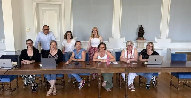 photo  le maire derrière les commerçantes en compagnie de perrine lhermiteau et de justine bomard.  &copy;  co 