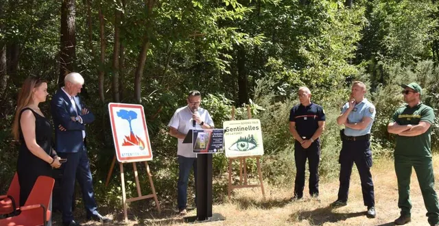 photo  après les discours, les différents partenaires ont procédé à la signature de la convention.  &copy;  le maine libre 