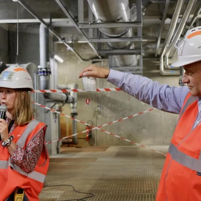 photo le contenu d’une cellule est reproduit dans un pot, avec les billes en surface et les pastilles au fond.  ©  maine libre