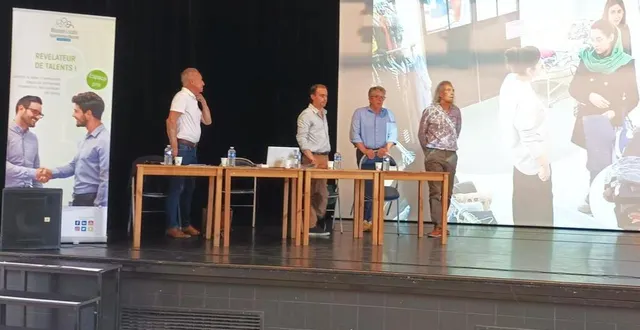 photo  de gauche à droite : laurent debrée, trésorier ; quentin portier, président ; dominique gaumé, directeur de la mission locale de l’agglomération mancelle, et bruno richet, vice-président de la cdc orée de bercé-belinois.  &copy;  ouest-france 