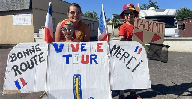 photo  quelques heures avant le passage de la caravane et du tour de france, les spectateurs sont présents dans l’orne, ici à athis-val-de-rouvre.  &copy;  ouest-france 