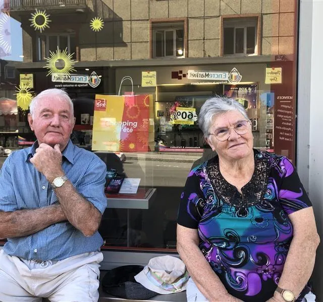 photo jean-claude et jacqueline ont trouvé un siège sur une bordure de la boutique sfr, rue de paris.  ©  ouest-france