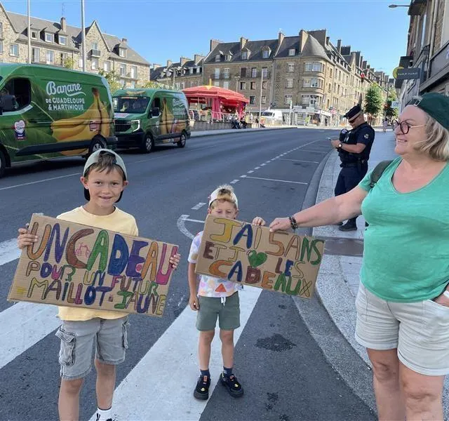 photo à flers, pacôme et solal attendent pogacar.  ©  ouest-france