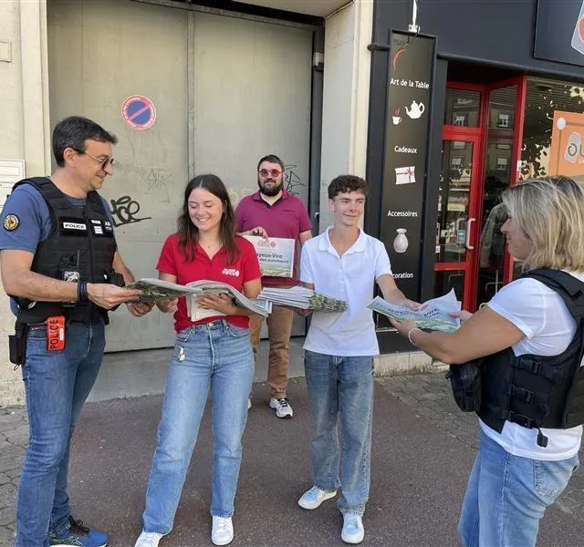 photo ouest-france distribue gratuitement le journal dans les rues de flers. les policiers mobilisés ont eu le droit à leur exemplaire.  ©  ouest-france