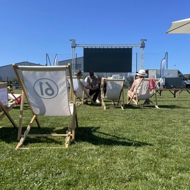 photo à athis-val-de-rouvre, un écran géant a été installé pour le passage du peloton.  ©  ouest-france