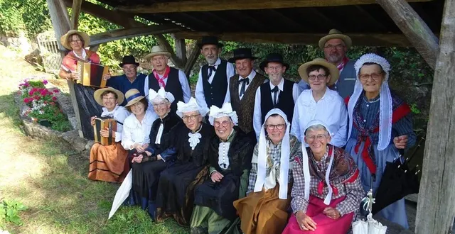 photo  depuis 1976, le groupe terre baugeoise fait revivre les arts et traditions populaires angevines, à travers un spectacle mêlant chants, danses et rimiaux, à découvrir à la ménitré le 20 juillet.  &copy;  dr 