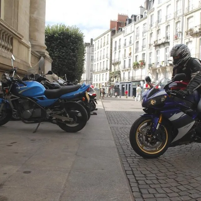 photo dans la plupart des villes françaises, le stationnement des deux-roues est gratuit. sauf si elles occupent une place dédiée aux voitures.  ©  archives po