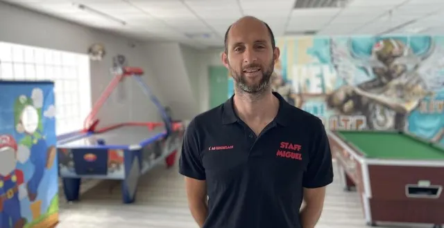 photo  miguel revert ouvre une salle de jeux à briouze, dans l’orne, dimanche 13 juillet 2025.  &copy;  ouest-france 