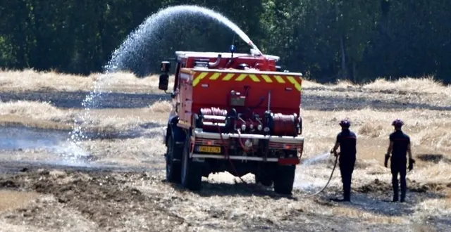 photo  les sapeurs-pompiers font face à plusieurs fronts de flamme.  &copy;  co - marie delage 
