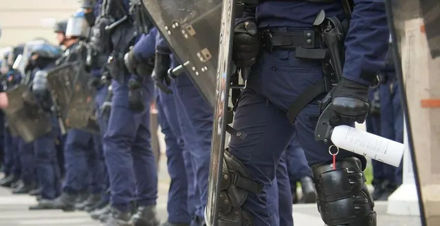 photo  des membres de la brav-m place de la chapelle, à paris, le 15 mars 2025.  &copy;  valentin faivre/archives hans lucas via afp 