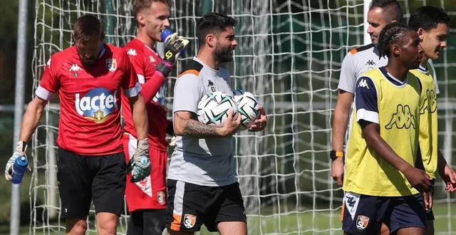 photo  entraînement stade lavallois - jimmy roye (au centre)  &copy;  jean-françois quinebêche 