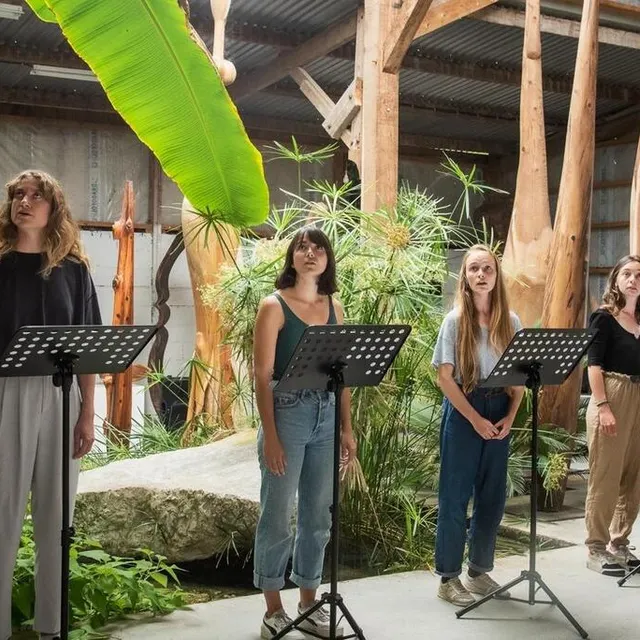 photo « ce que vit le rhinocéros », une lecture performance dans le patio extérieur de coppélia, jeudi 21 mai 2026.  ©  nathalie gautier