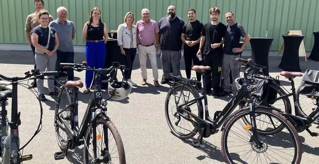 photo  les élus et le personnel de la communauté de communes avec des salariés de l’entreprise smal industrie, à tiercé.  &copy;  ouest-france 