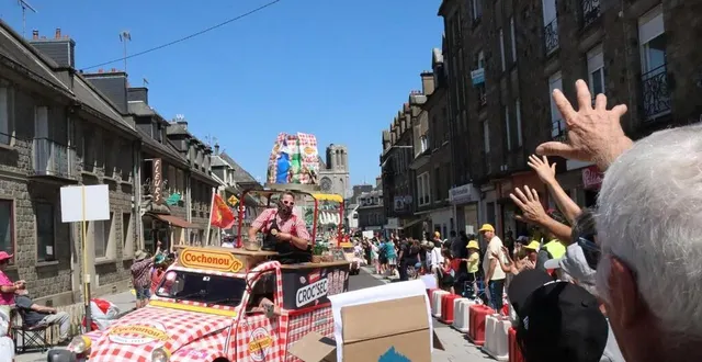photo  la caravane cochonou est toujours la plus attendue, comme ici à flers, dans l’orne, lors du passage du tour de france, ce jeudi 10 juillet 2025.  &copy;  ouest-france 