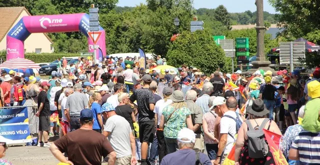photo  le public était nombreux au bord de la fan zone d’athis-val-de-rouvre pendant le tour de france 2025.  &copy;  ouest-france 