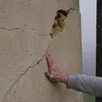photo  une maison fissurée en raison du retrait-gonflement des argiles. 