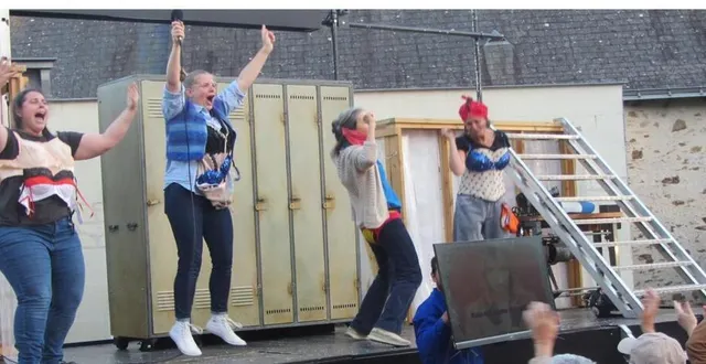 photo  mercredi 2 juillet, le théâtre régional des pays de la loire plantait, dans le cadre de la vingtième tournée des villages, ses tréteaux dans les jardins de la mairie. pour la septième année consécutive, la troupe prenait possession de l’espace public pour jouer la pièce écrite par jacques hadjaje et mise en scène par camille de la guillonnière « les midinettes ».  &copy;  ouest-france 