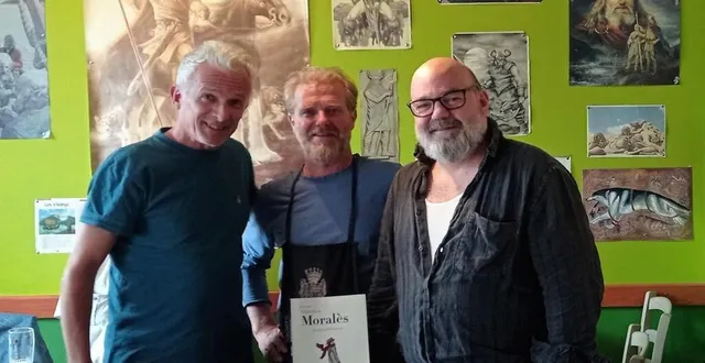 photo  trois amis domfrontais de longue date ont organisé un moment de lecture : jérome villedieu, christian bene et arnaud churin.  &copy;  ouest-france 