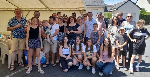 photo  les voisins de la rue roger-gourdon réunis pour leur pique-nique.  &copy;  co 