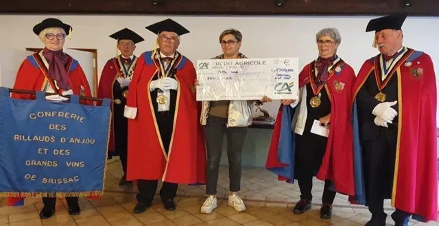 photo  alain rolland, le grand maître de la confrérie des rillauds et des vins de brissac, a remis à karine vignon, la directrice de la maison perce- neige, le bénéfice d’un open de golf.  &copy;  co 