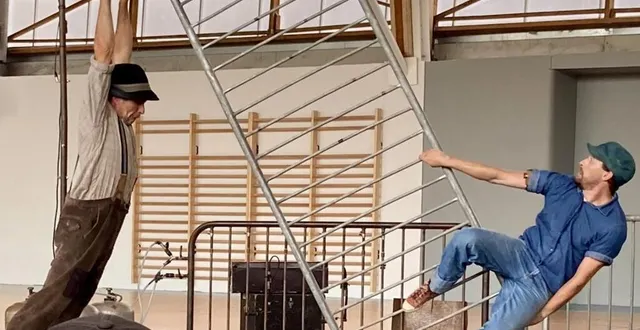 photo  le spectacle « sur les rails » de la compagnie lombric spaghetti dans le gymnase cevert, à mazé.  &copy;  co. 