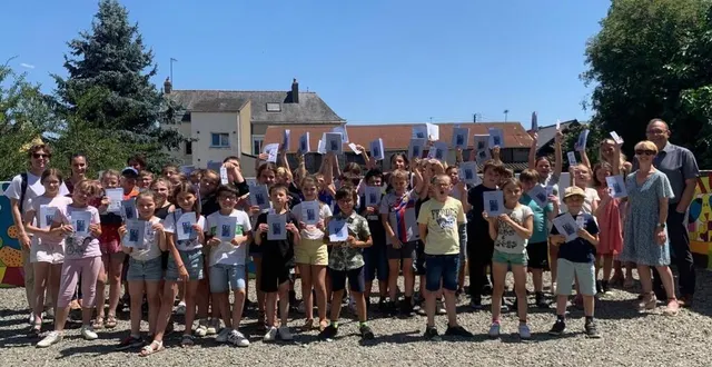 photo  chaque élève a eu le plaisir de recevoir un exemplaire du recueil.  &copy;  le maine libre 