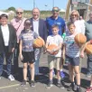 photo  les enfants de l’atelier volley en compagnie des élus frédéric beauchef (au centre), véronique rivron, philippe richard, sandrine plessix et de mohammed serbouti, ancien sportif de haut niveau. 