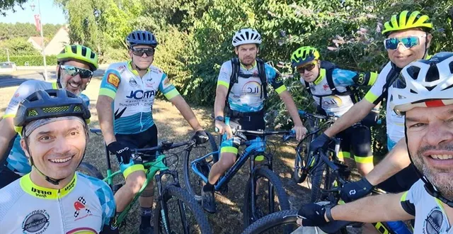 photo  une des équipes de team ruaudin aventures engagées aux 24 heures vtt.  &copy;  le maine libre 