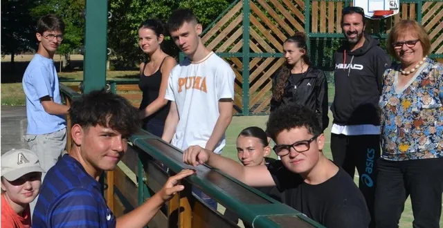 photo  assistés par damien étourmy et marie-claude talineau, quinze ados ont refait une beauté au city-stade, dans le cadre de l’opération argent de poche.  &copy;  le maine libre 