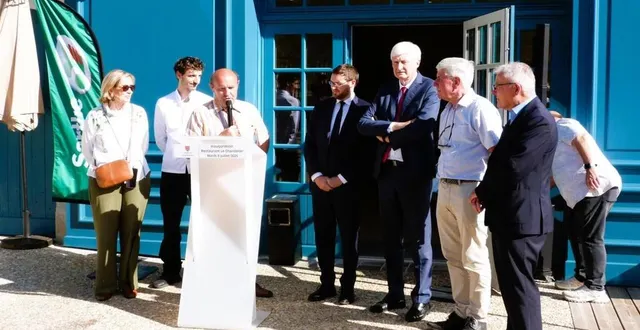 photo  le maire, accompagné par le jeune chef théo gourbeyre et les élus ainsi que quentin spooner, sous-préfet, saluent le travail de tous les artisans sur ce chantier qui a duré 18 mois.  &copy;  ouest-france 