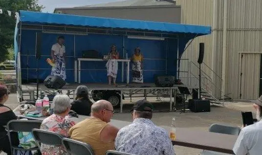 photo  la scène ouverte sur le parvis du centre culturel permettait d’assister à des spectacles.  &copy;  ouest-france 