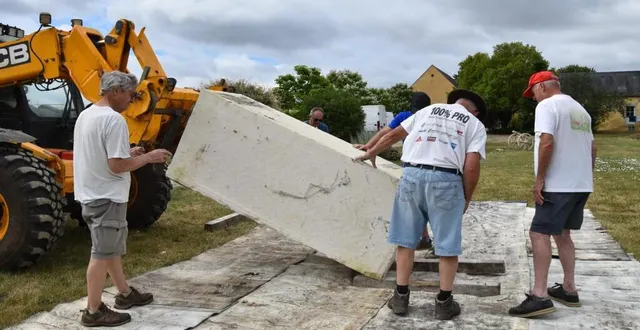 photo  ce bloc va passer dans les mains des sculptrices  &copy;  ouest-france 