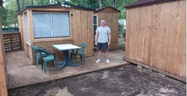 photo  laurent guyot a créé ces quatre cabanes une place pour cycliste, un espace dédié avec douche, toilette et couchage.  &copy;  ouest-france. 