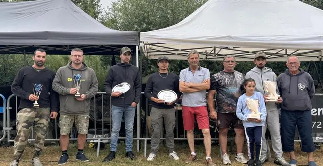 photo  les vainqueurs avec le président bernard daillère et le maire.  &copy;  le maine libre 