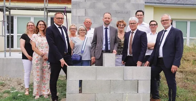 photo  le maire en compagnie du sous-préfet, des élus, des représentants des entreprises impliquées et des partenaires.  &copy;  co 