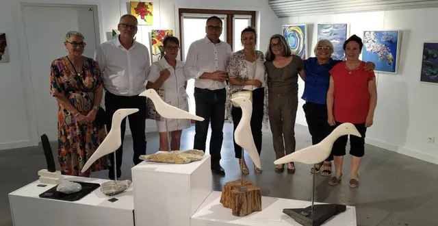 photo  les trois artistes, ama perri, corinne lelaumier et marie monribot entourant les élus lors du vernissage de l’exposition.  &copy;  co 