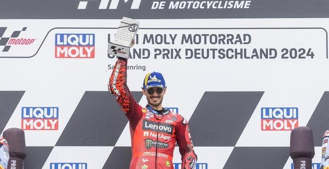 photo francesco bagnaia après sa victoire lors du gp d’allemagne 2024. © radek mica / afp