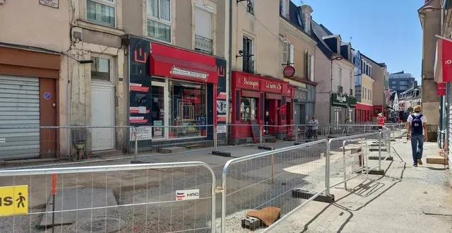 photo  les travaux limitent le passage près des commerces du centre-ville.  &copy;  le maine libre 
