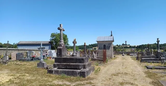 photo  trois cavurnes seront installées au cimetière. pour cela, le conseil a retenu l’offre de logistic marbrerie 72.  &copy;  le maine libre 