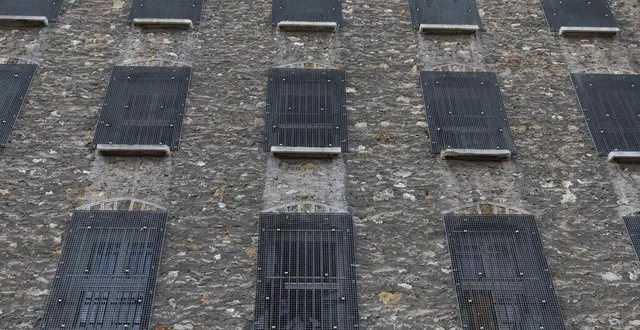 photo  les fenêtres à barreaux du centre national d’évaluation à la maison d’arrêt de fresnes (paris), le 15 mai 2025.  &copy;  thomas samson / afp 