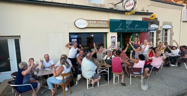photo  le trottoir a été investi par les deux commerçantes de piacé qui restent positives malgré la baisse de fréquentation   &copy;  le maine libre 