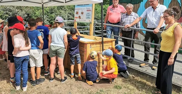 photo  jean-claude bizeray, vice-président de la communauté de communes orée de bercé belinois, jean-louis bellanger et jean-marc chaveroux, élus moncéens, et la maître guide compostage ont inauguré le composteur partagé du centre val’rhonne en compagnie des enfants inscrits aux mercredis loisirs le 25 juin 2025.  &copy;  le maine libre 