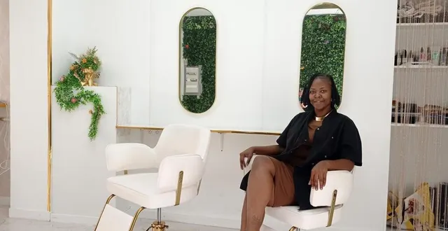 photo  gladys dixit au sein de son salon décoré par ses soins et lumineux, à son image.  &copy;  ouest-france 